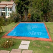 Capa de Piscina 8,0 x 5,0m Azul 300 Micras + 32 el 20cm , 32 pinos e 3 bóias para escoamento d’ água da chuva