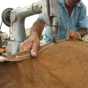 Loneiro Concerto Loja Homem ganha a vida há 40 anos costurando lonas de caminhão na beira de estradas de Curitiba